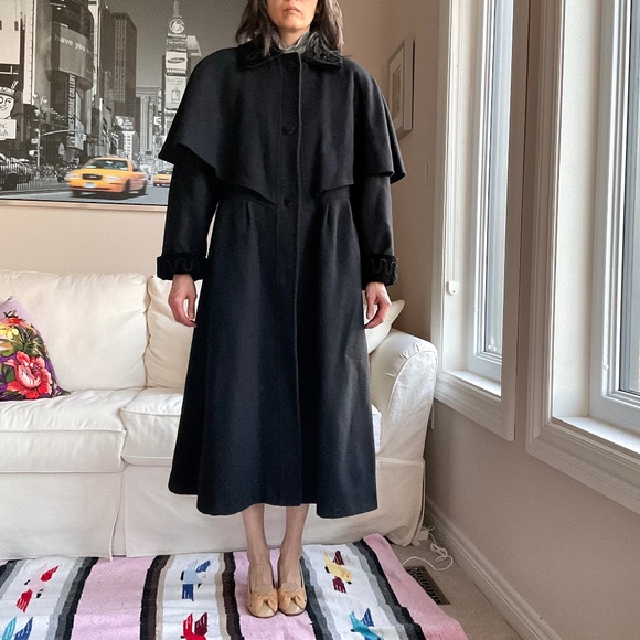 Vintage Wool blend black coat with cape effect - Picture 3 of 15